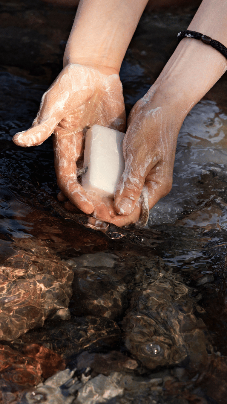 Händer som tvättas i havet med gotlandstvål